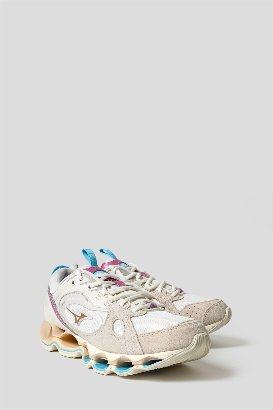 SNEAKERS WAVE PROPHECY B2 WHITE SAND, GOLD AND SKY BLUE MIZUNO оригінал – Купити в Україні – вид ззаду