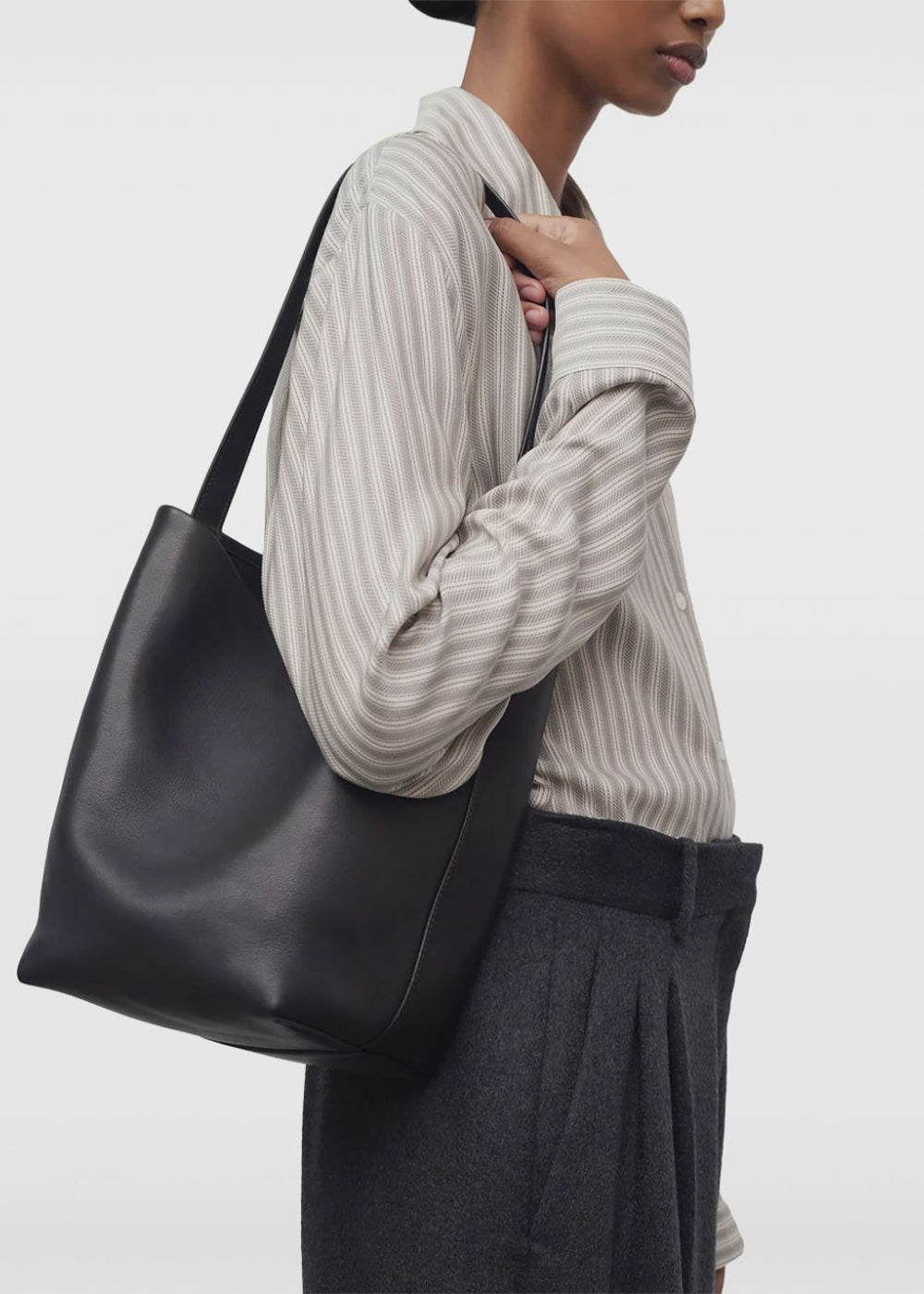 Black Saddle Leather Medium N The row – Гарантія оригінальності – вид ззаду