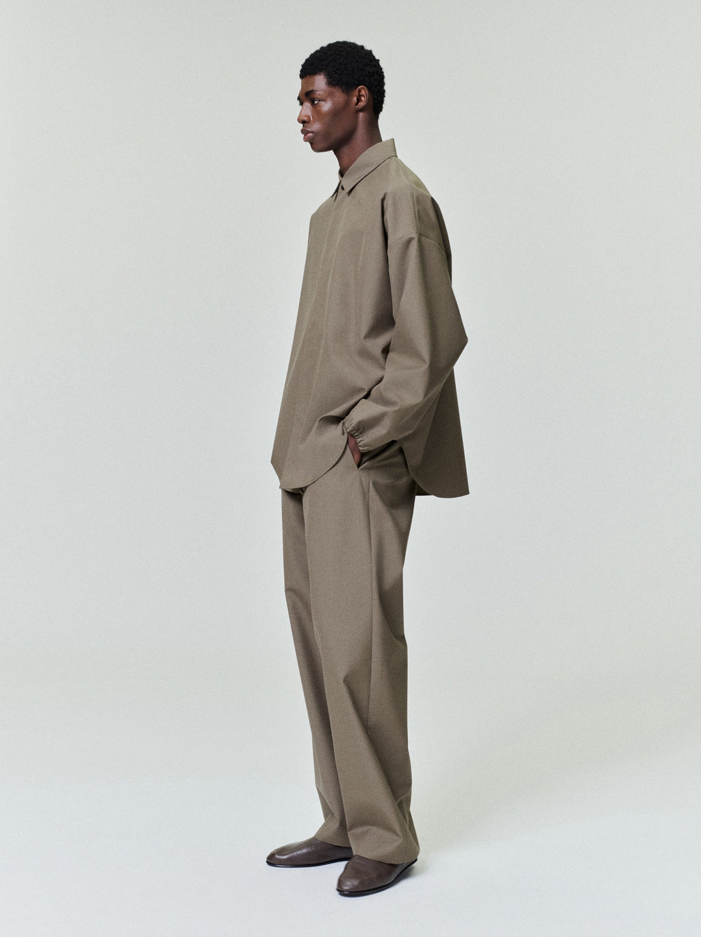 Оригінальна Wool Poplin Casual Flat Front Pants Fear of god – боковий вид