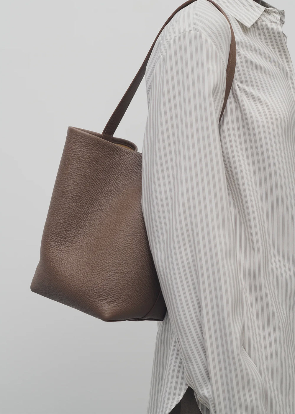 Dark Olive Medium N The row – Гарантія оригінальності – збільшений вид
