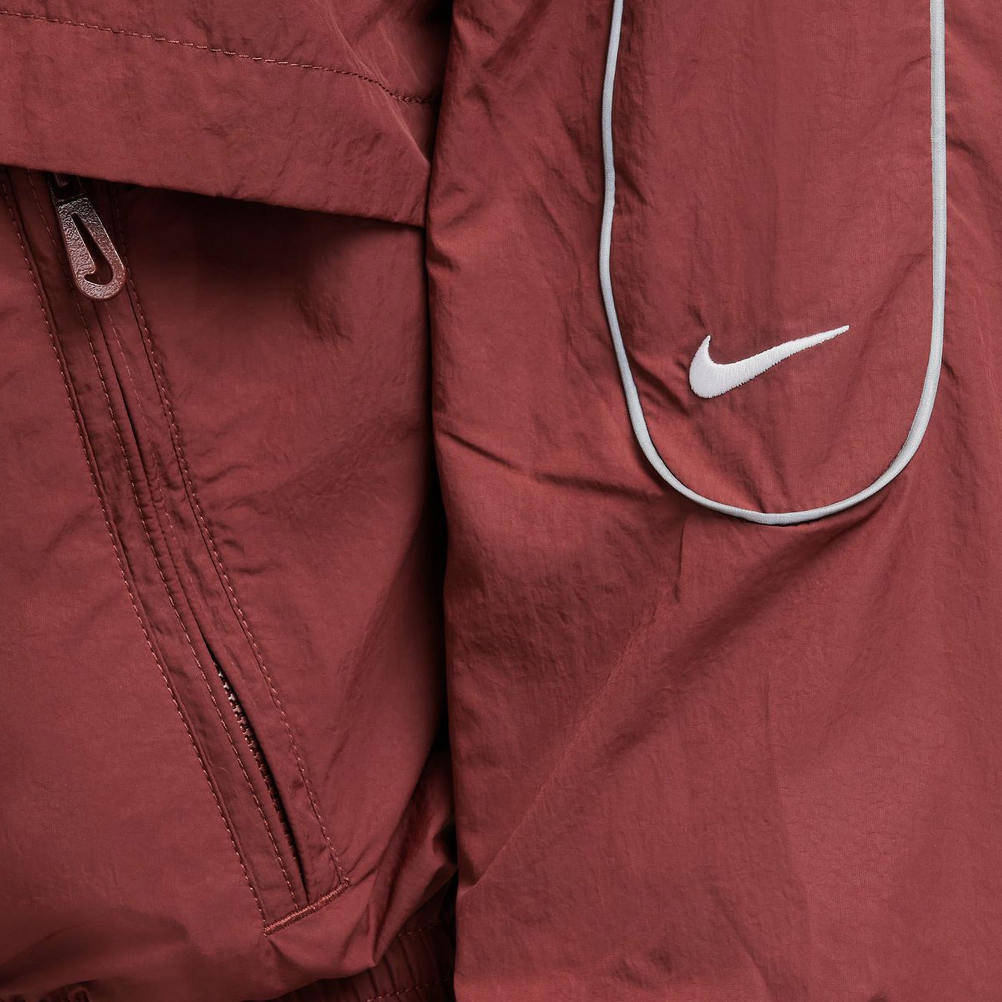 Nsw Solo Swoosh Woven Track Mens Jacket Nike оригінал – Купити в Україні – вид ззаду - NIKE