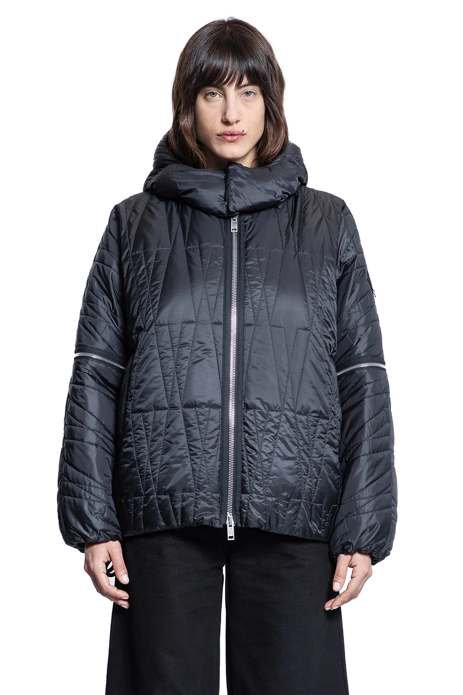 Willow Smith Collaboration Haissa Short Down Jacket Moncler оригінал – Купити в Україні – вид ззаду