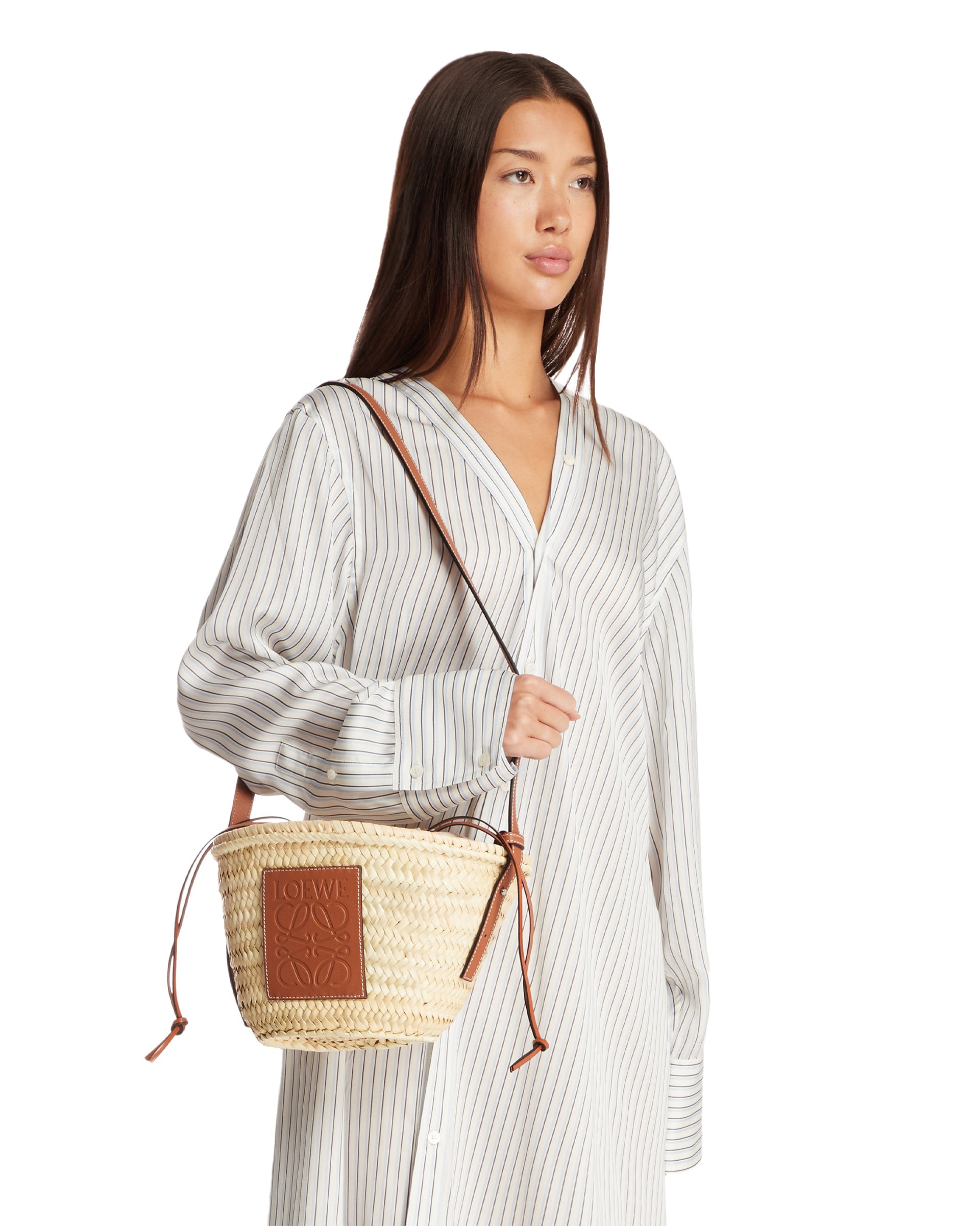 Оригінальна Beige Handwoven Bucket Bag Loewe – детальний вид