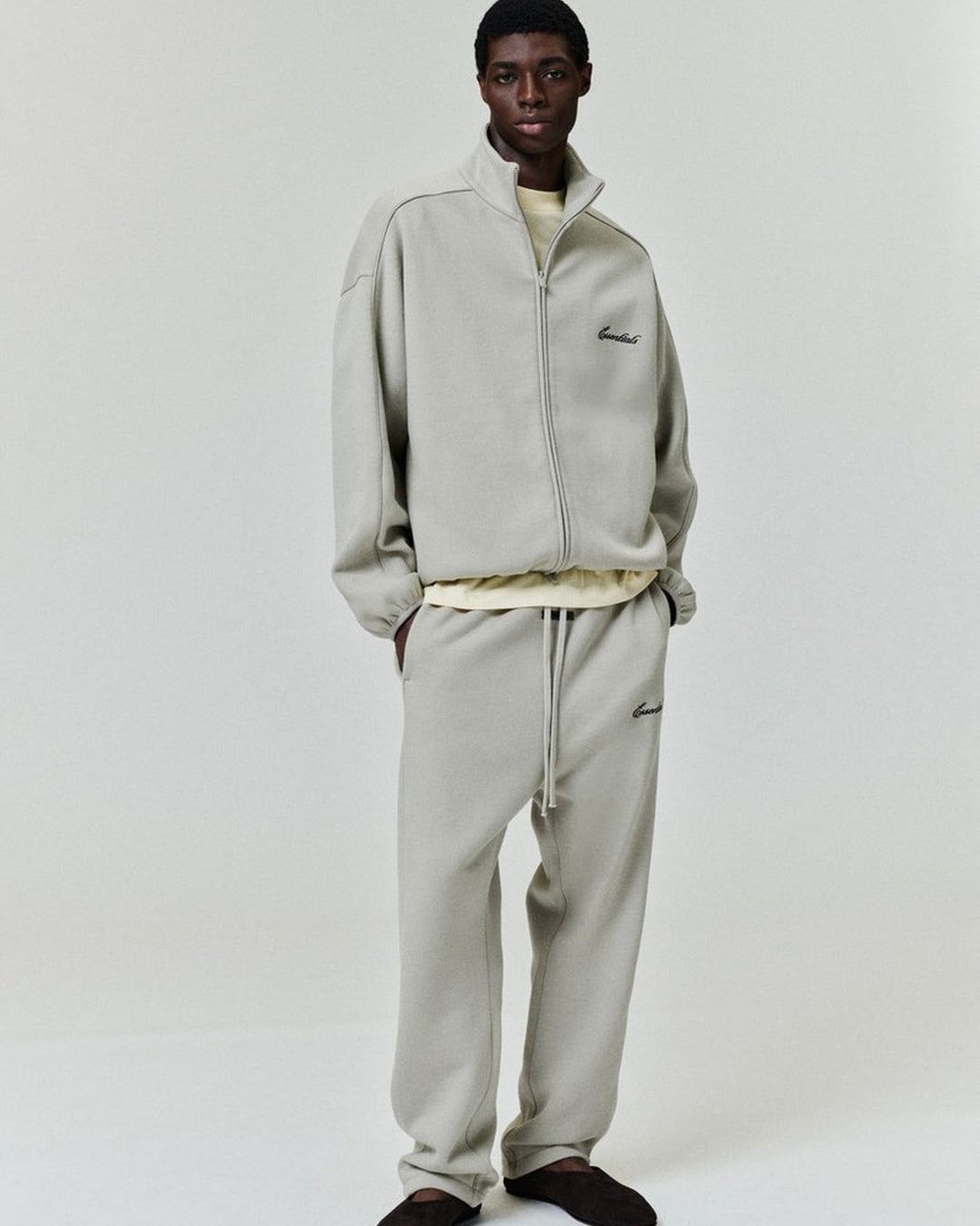 Essentials Modern Track Jacket With Piping Abbey Stone Fear of god оригінал – Купити в Україні – збільшений вид - FEAR OF GOD