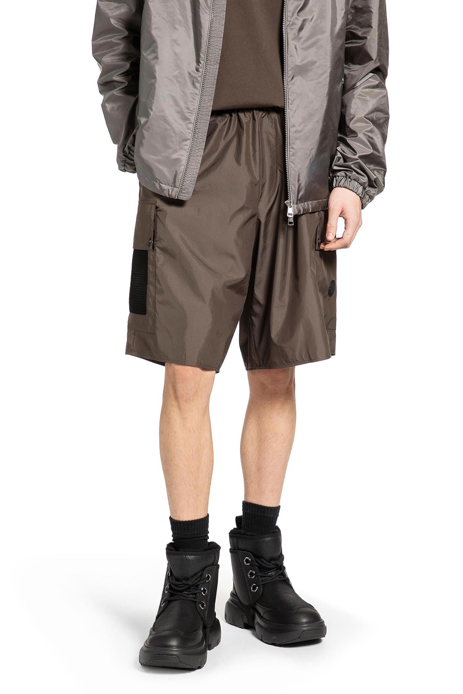 Оригінальна Cargo Shorts Moncler – боковий вид