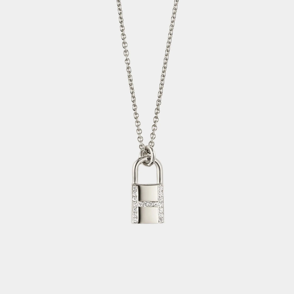 Оригінальна Kelly Padlock Pendant White Gold Hermes – вид ззаду