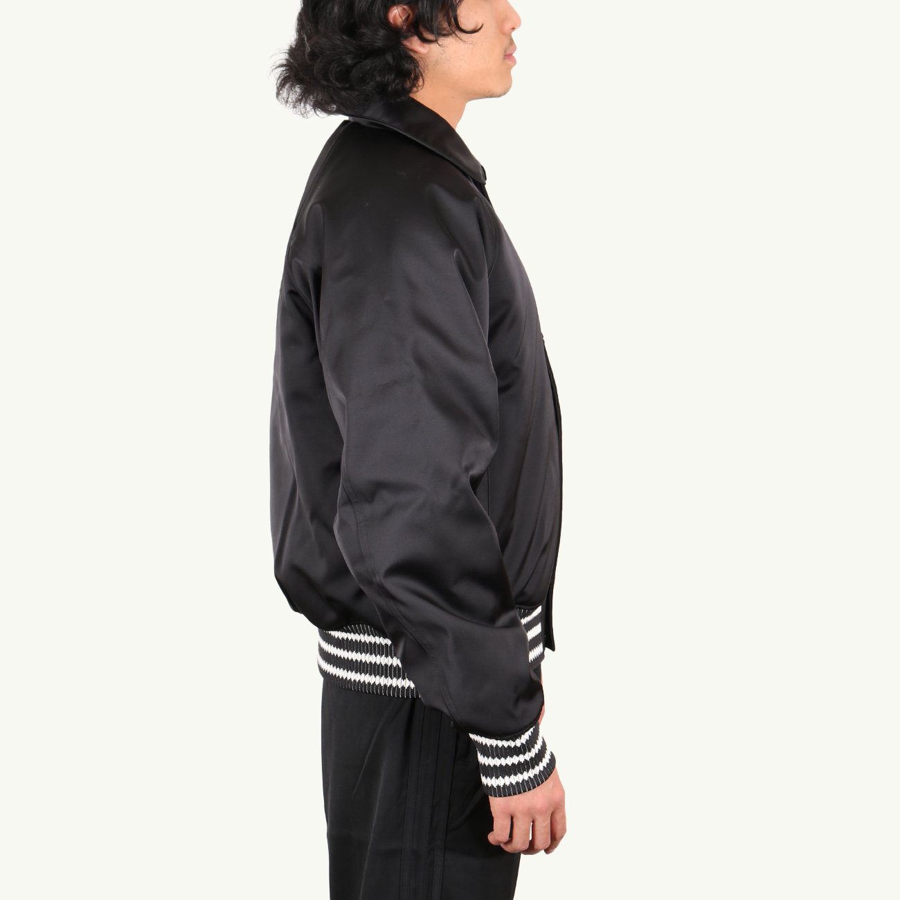 Оригінальна Bomber Jacket Adidas – детальний вид