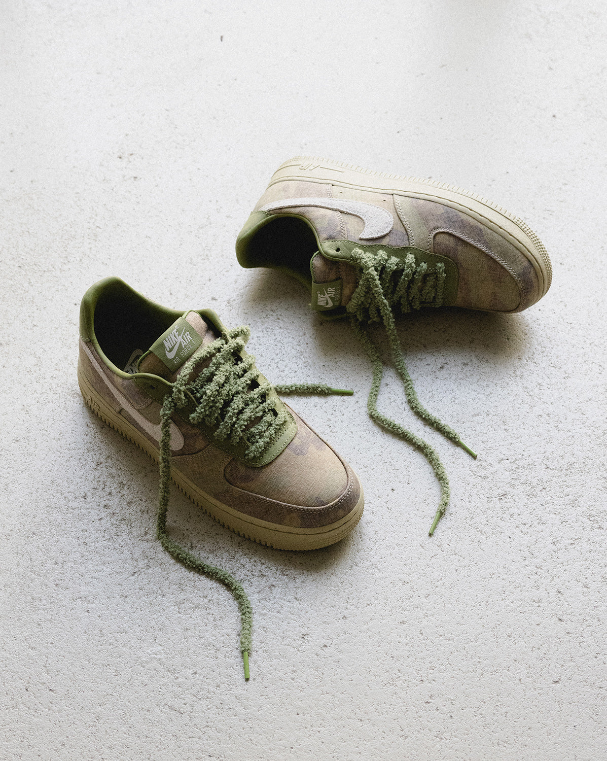 Оригінальна Air Force 1 Low Qs *camo* Nike – вид ззаду - NIKE