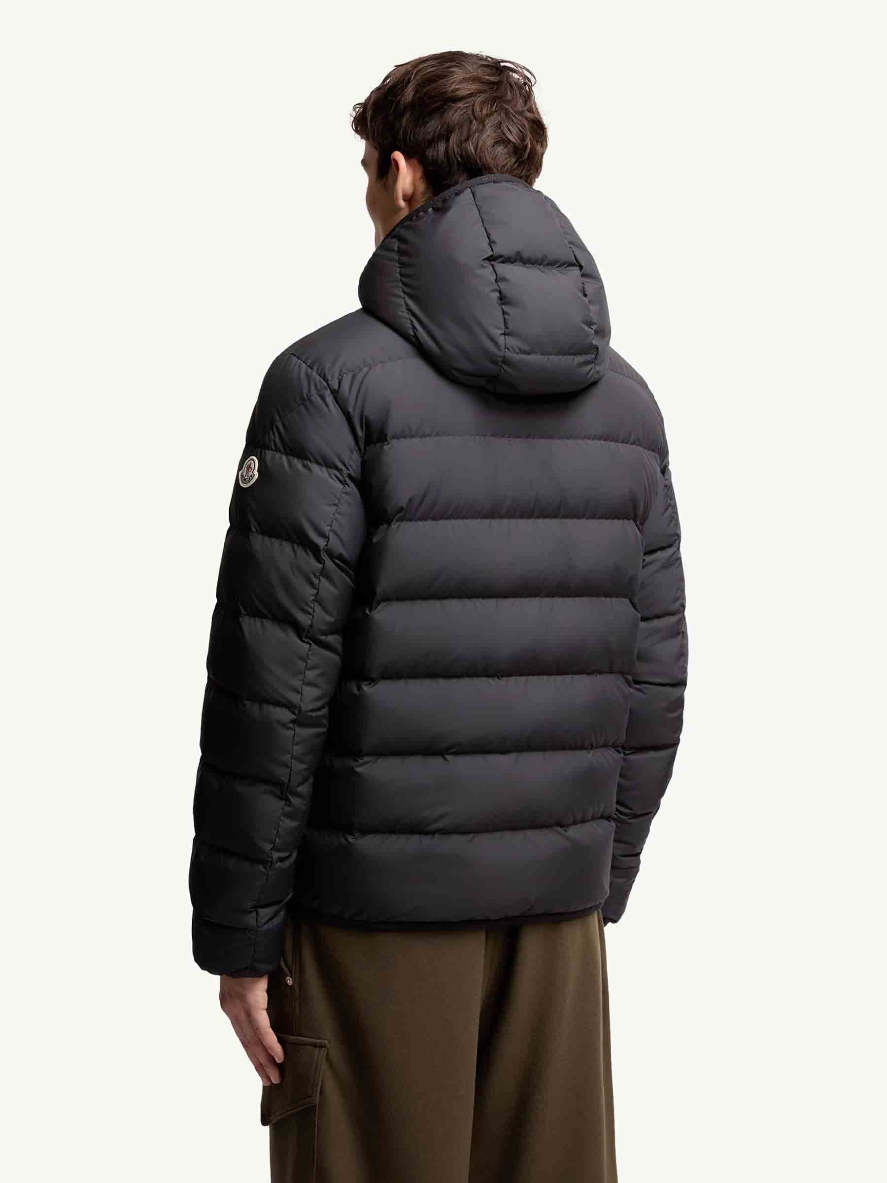 Оригінальна Short Down Jacket With Hood Montbrocq Moncler – детальний вид