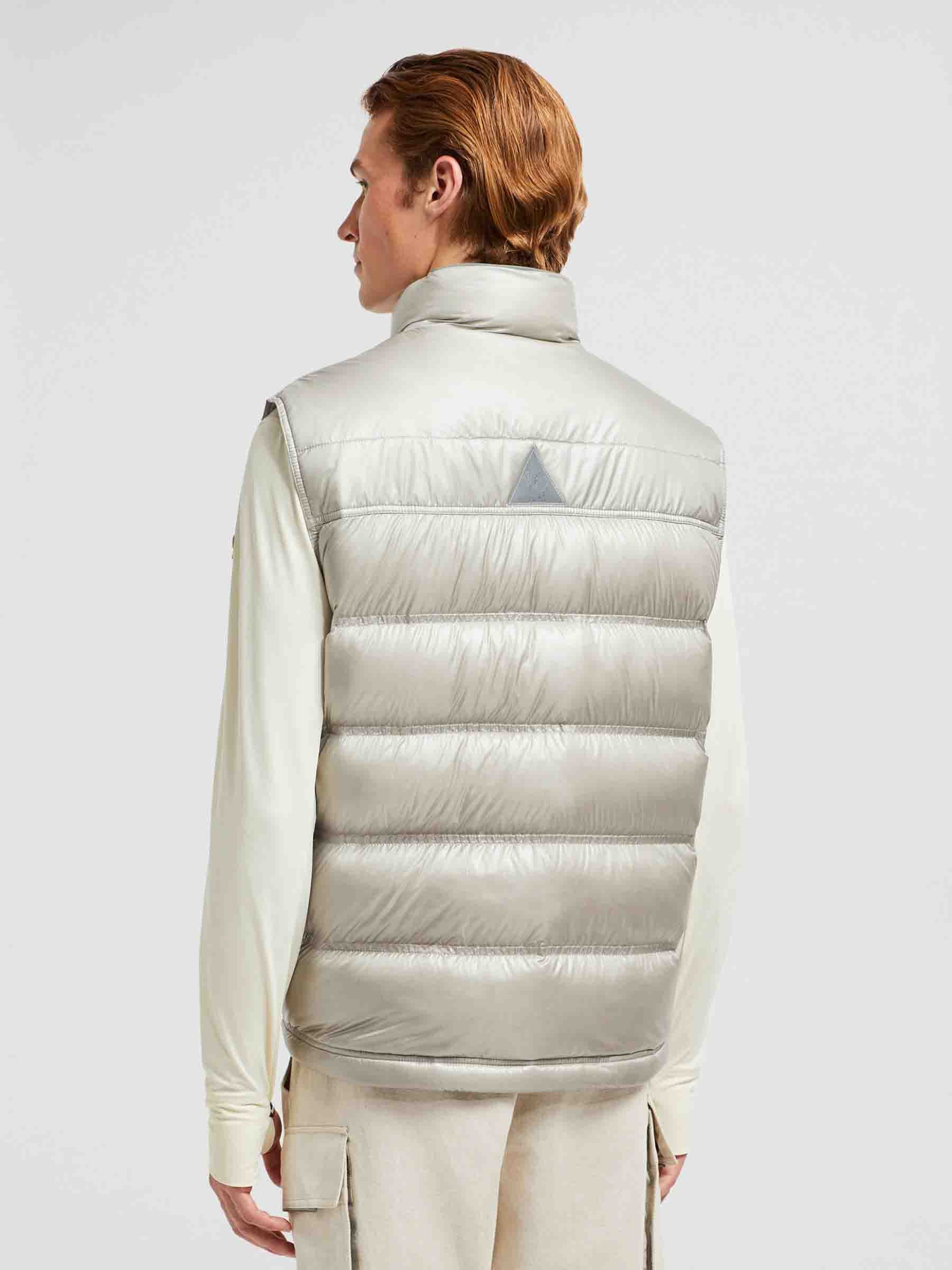 Оригінальна Quilted Vest Buttons Moncler – детальний вид