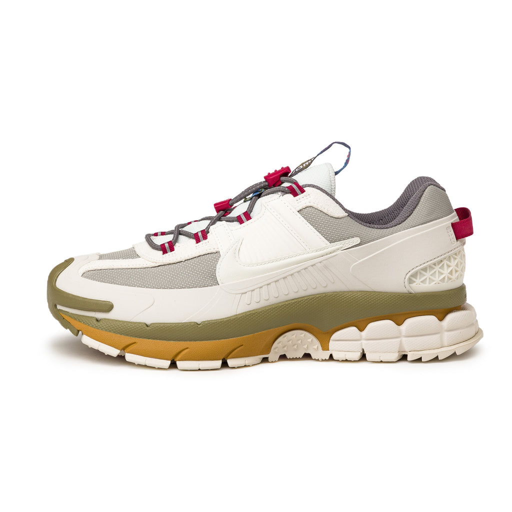 Оригінальна Zoom Vomero Roam Nike – боковий вид