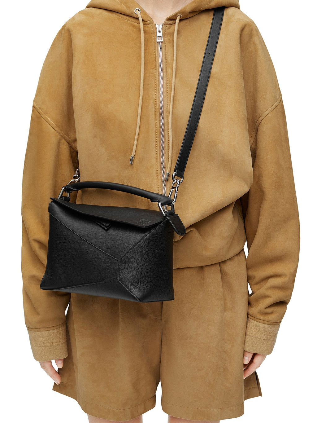 Оригінальна Classic Calfskin Puzzle Bag Loewe – вид ззаду