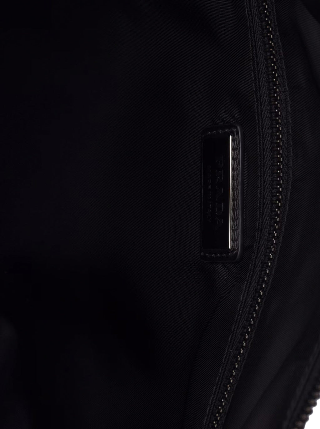 Explore Bag In Re-Nylon And Leather Prada – Гарантія оригінальності – вид 9