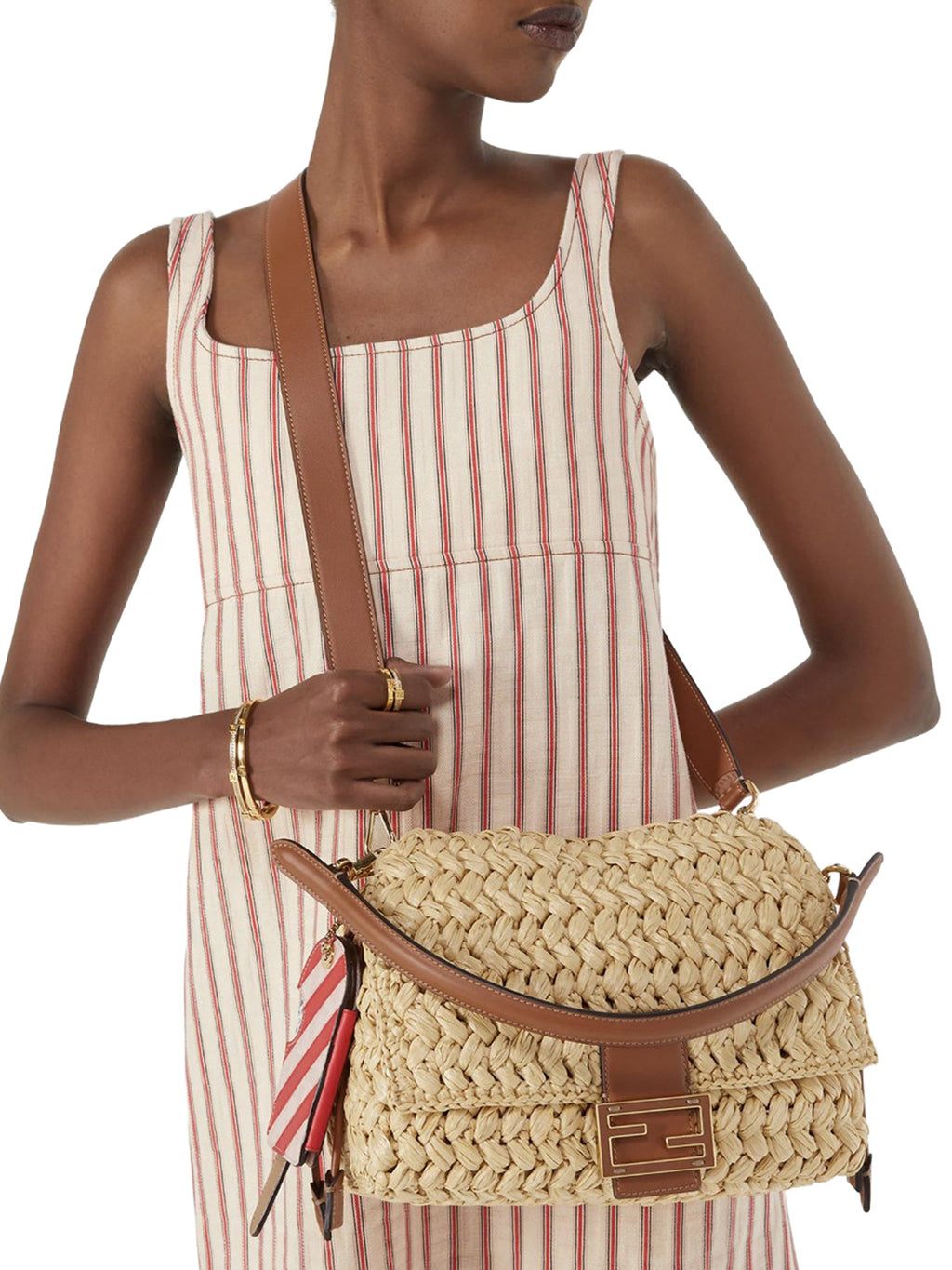 Оригінальна Medium Mamma Baguette Bag In Woven Raffia Fendi – вид ззаду