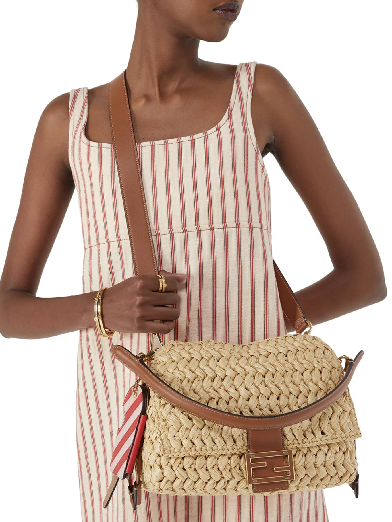 Оригінальна Medium Mamma Baguette Bag In Woven Raffia Fendi – вид ззаду