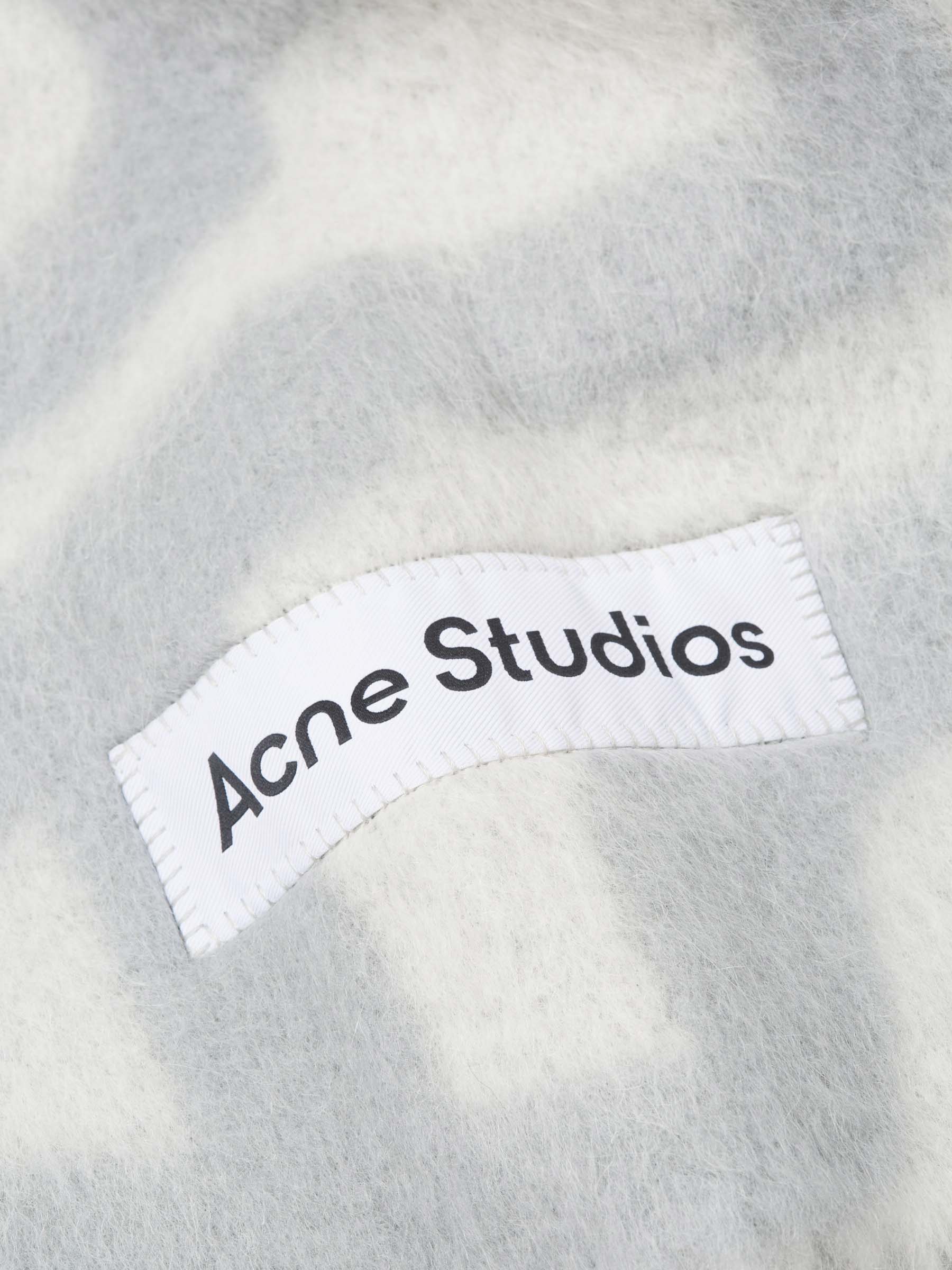 Logo Motif Scarf Acne studios – Гарантія оригінальності – детальний вид