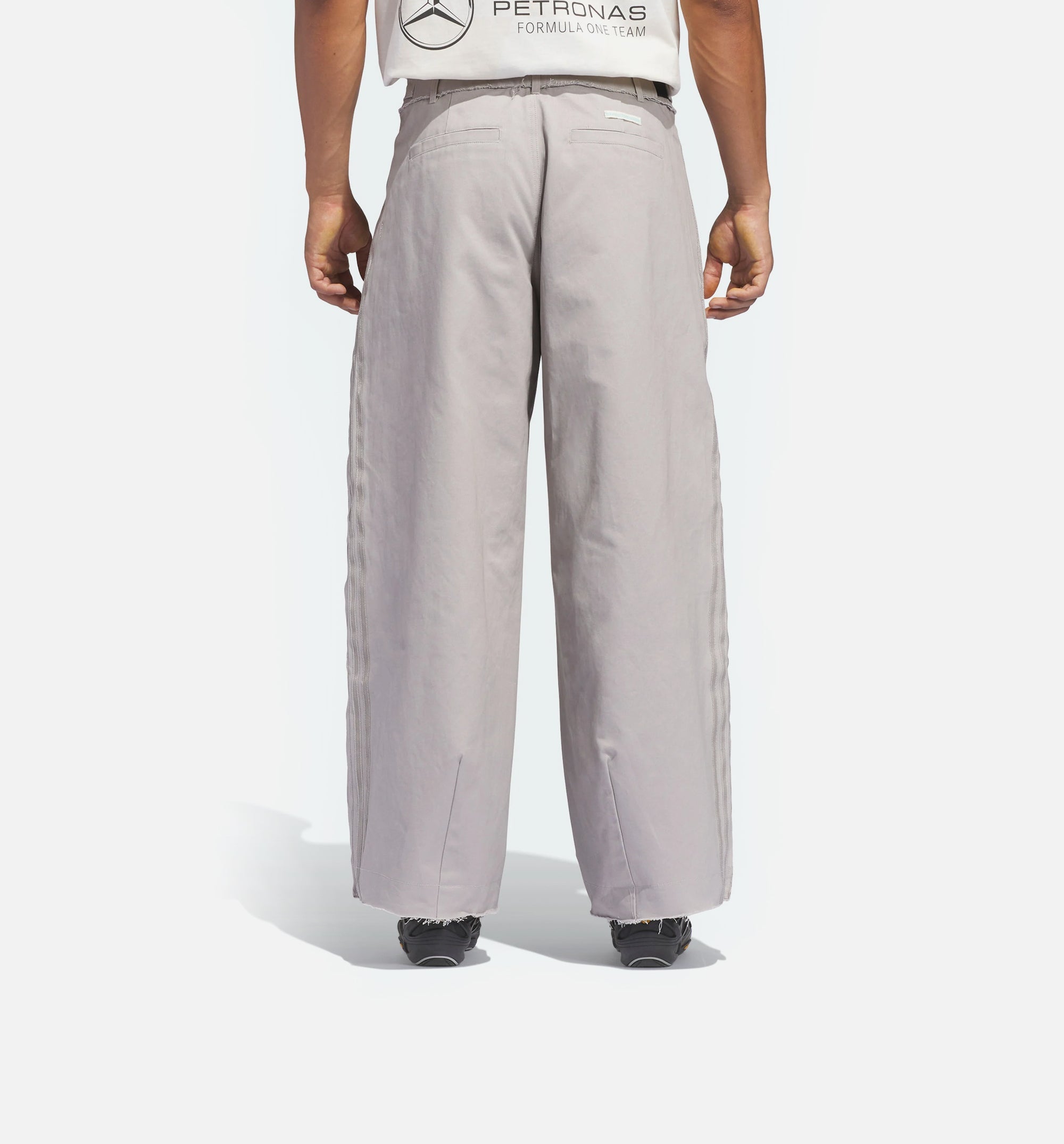 Оригінальна Bad Bunny X Mercedes Amg Petronas F1 Mens Pant Adidas – вид ззаду - ADIDAS
