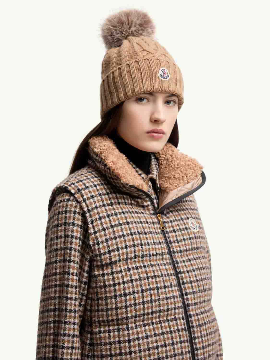 Оригінальна Cashmere Hat With Pom-Pom Moncler – вид ззаду
