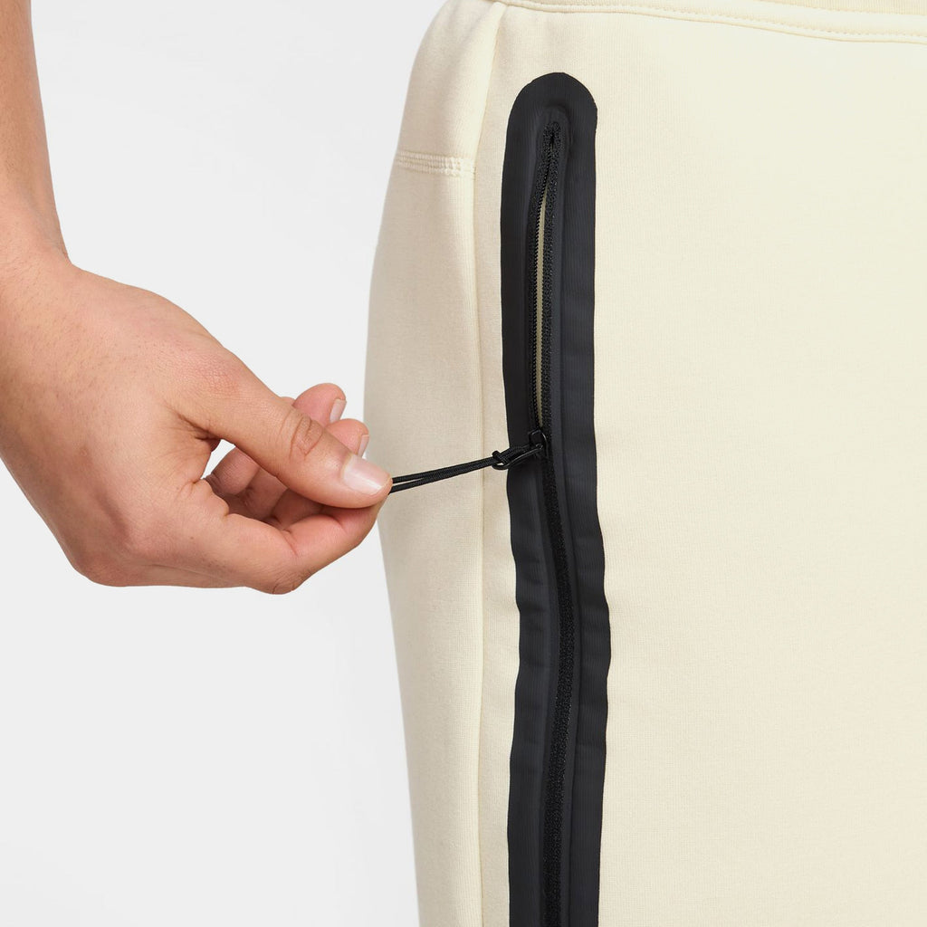 Оригінальна Tech Fleece Mens Shorts Nike – вид ззаду