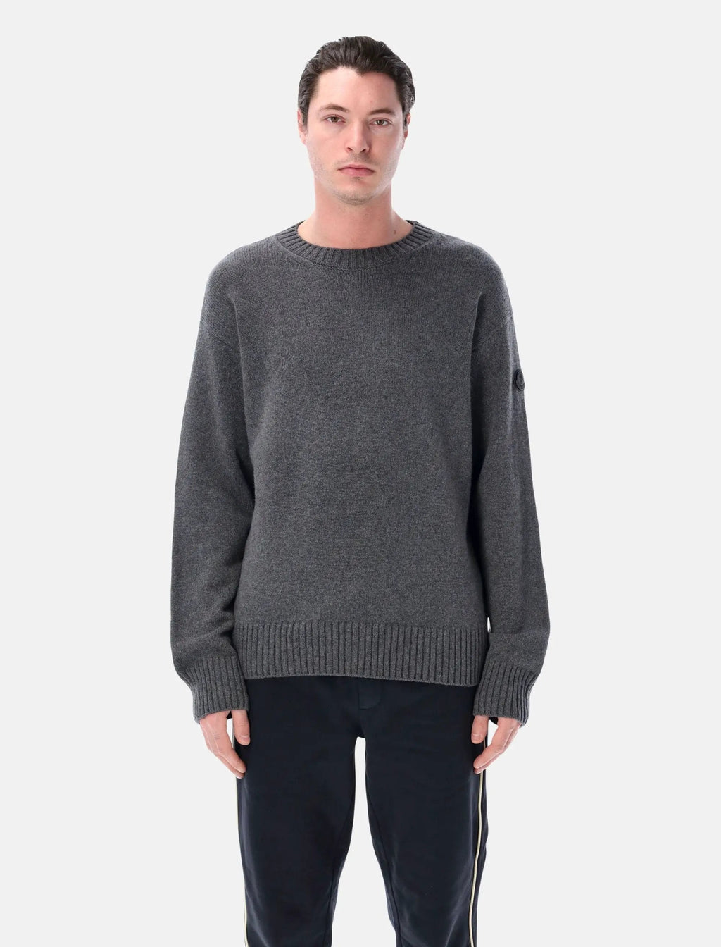 Оригінальна Crewneck Logo Patch Charcoal Gray Moncler – боковий вид