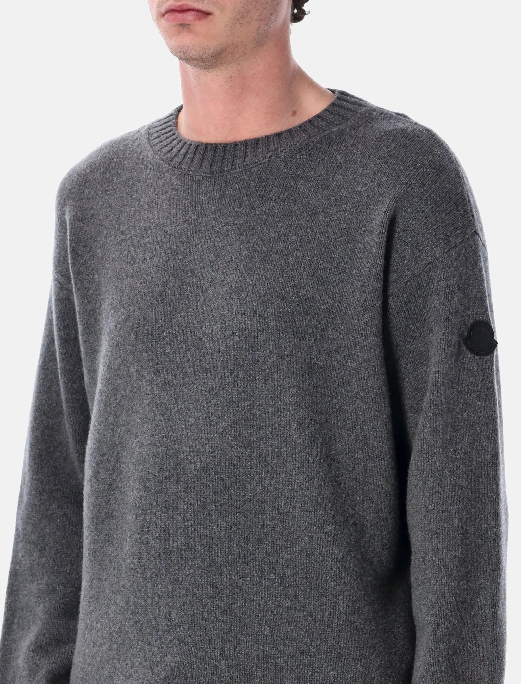 Оригінальна Crewneck Logo Patch Charcoal Gray Moncler – детальний вид