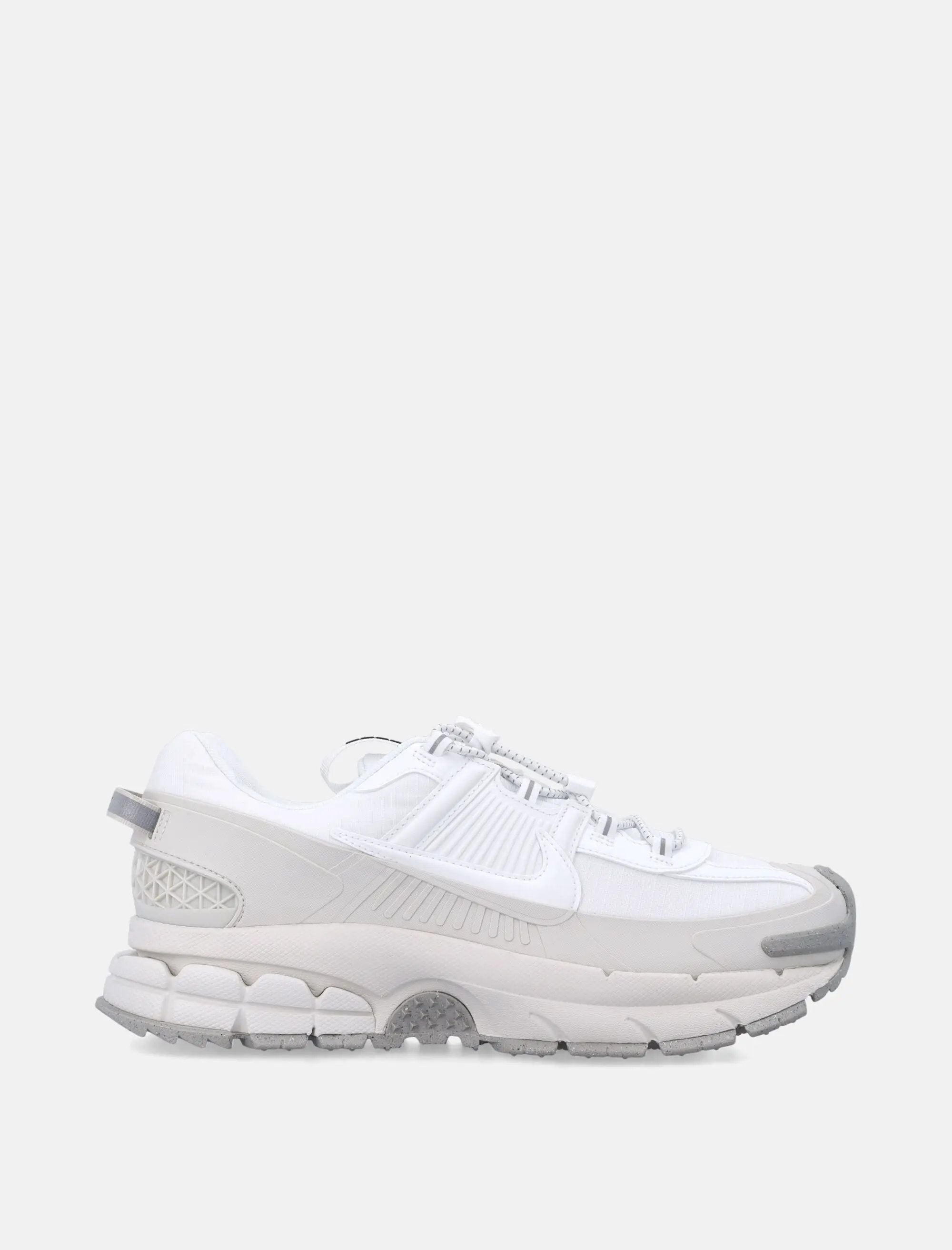 Оригінальна Zoom Vomero Roam Winterized Sneakers Nike – боковий вид