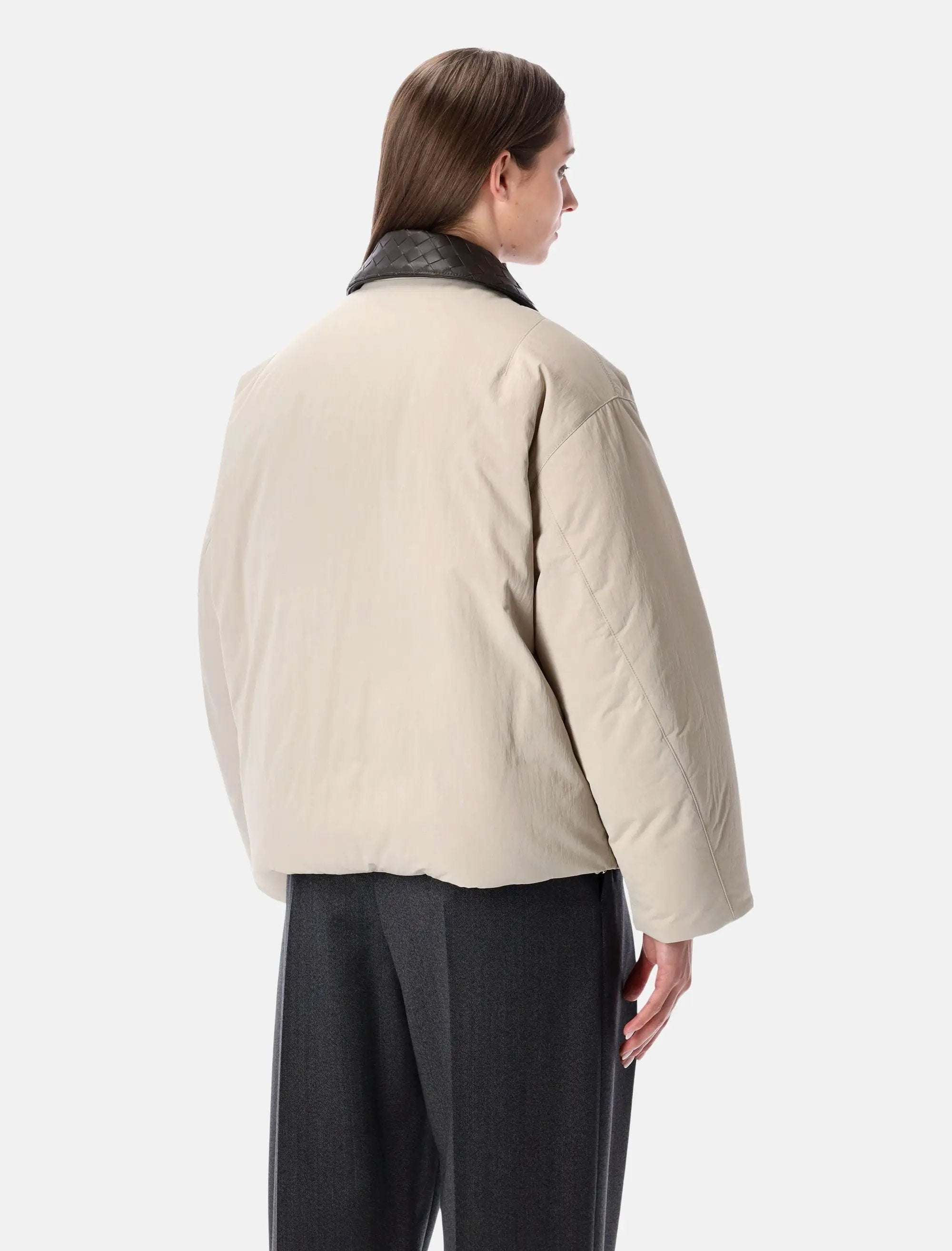 Beige Padded Bomber With Intreccio Leather Collar Bottega veneta оригінал – Купити в Україні – вид ззаду