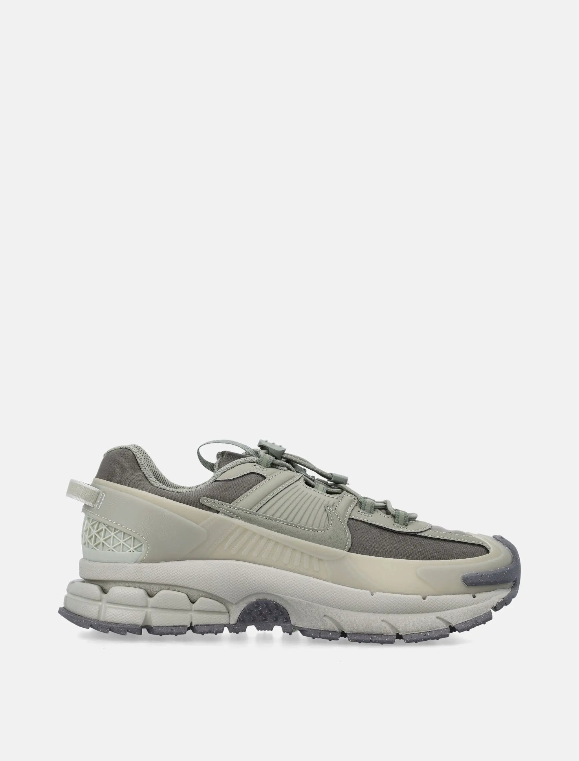 Оригінальна Zoom Vomero Roam Nike – боковий вид