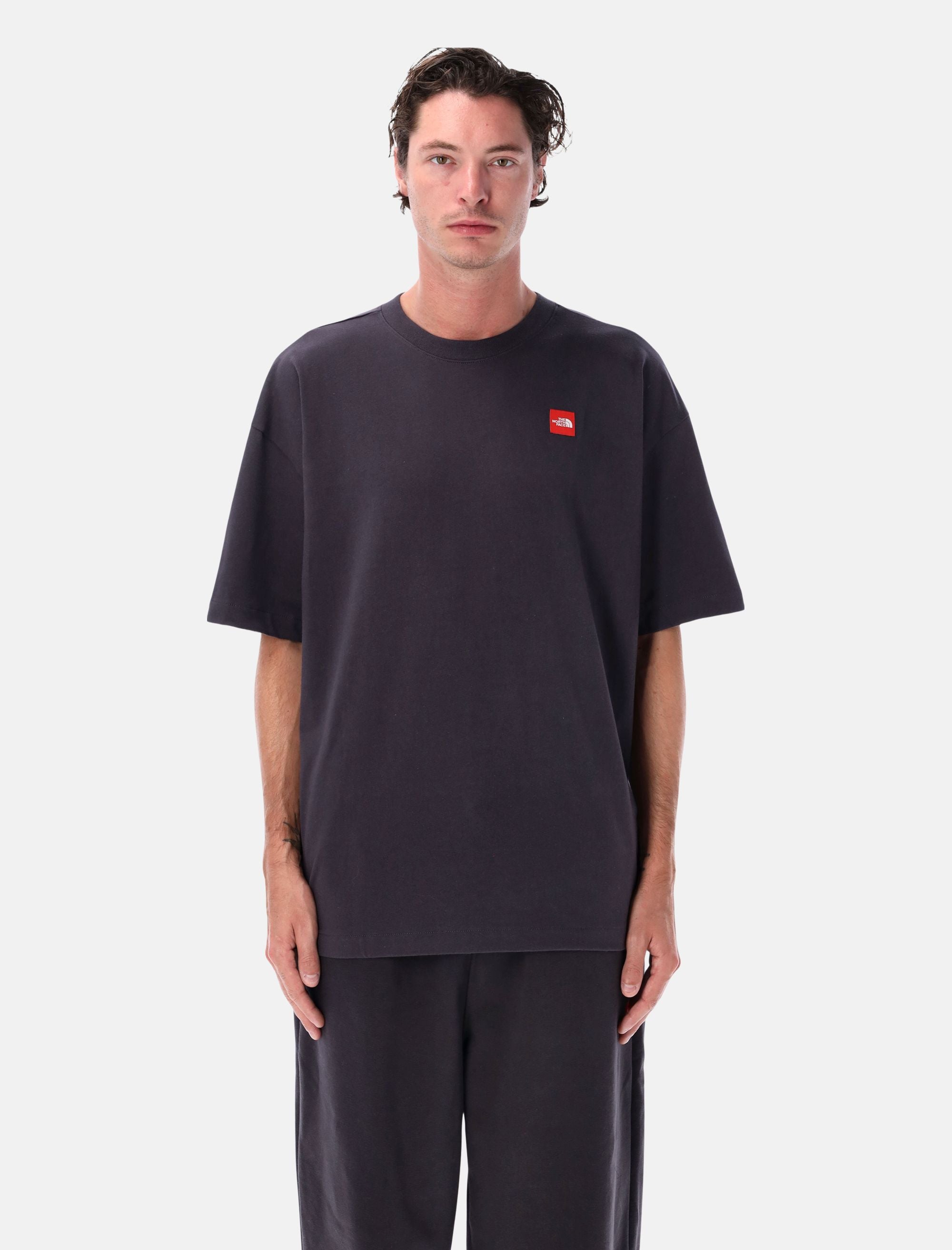 Red Box T Shirt The north face – Гарантія оригінальності – боковий вид
