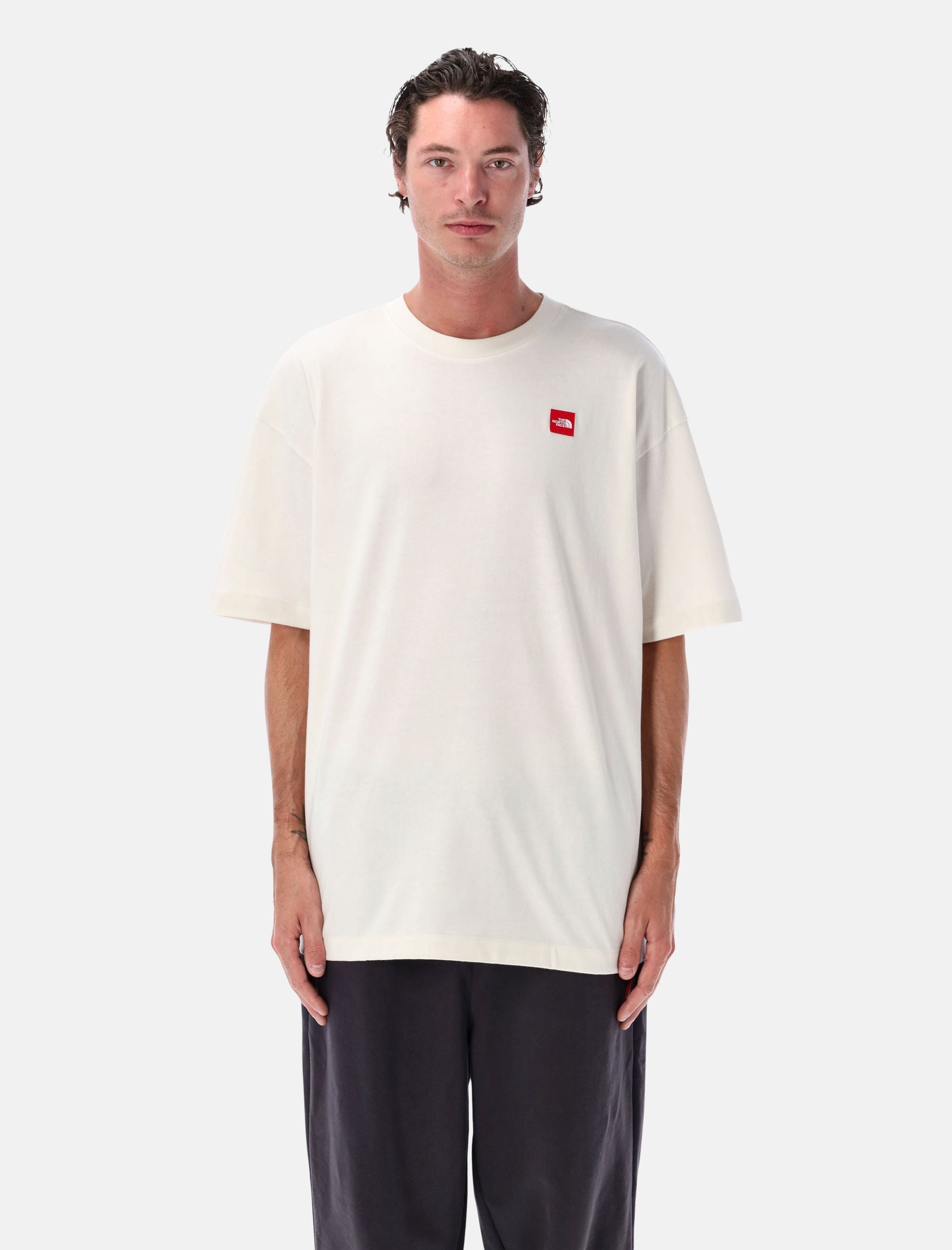 Red Box T Shirt The north face – Гарантія оригінальності – боковий вид