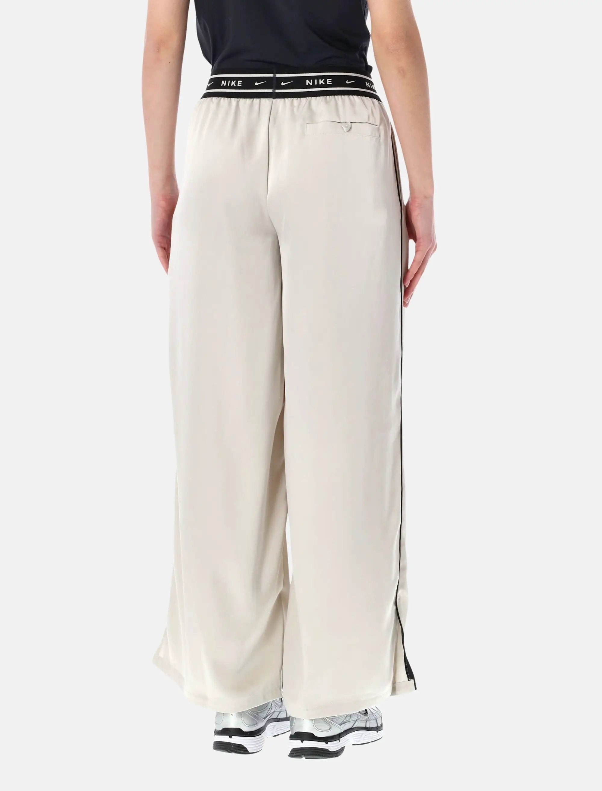 Sportswear Satin Trousers Nike оригінал – Купити в Україні – вид ззаду