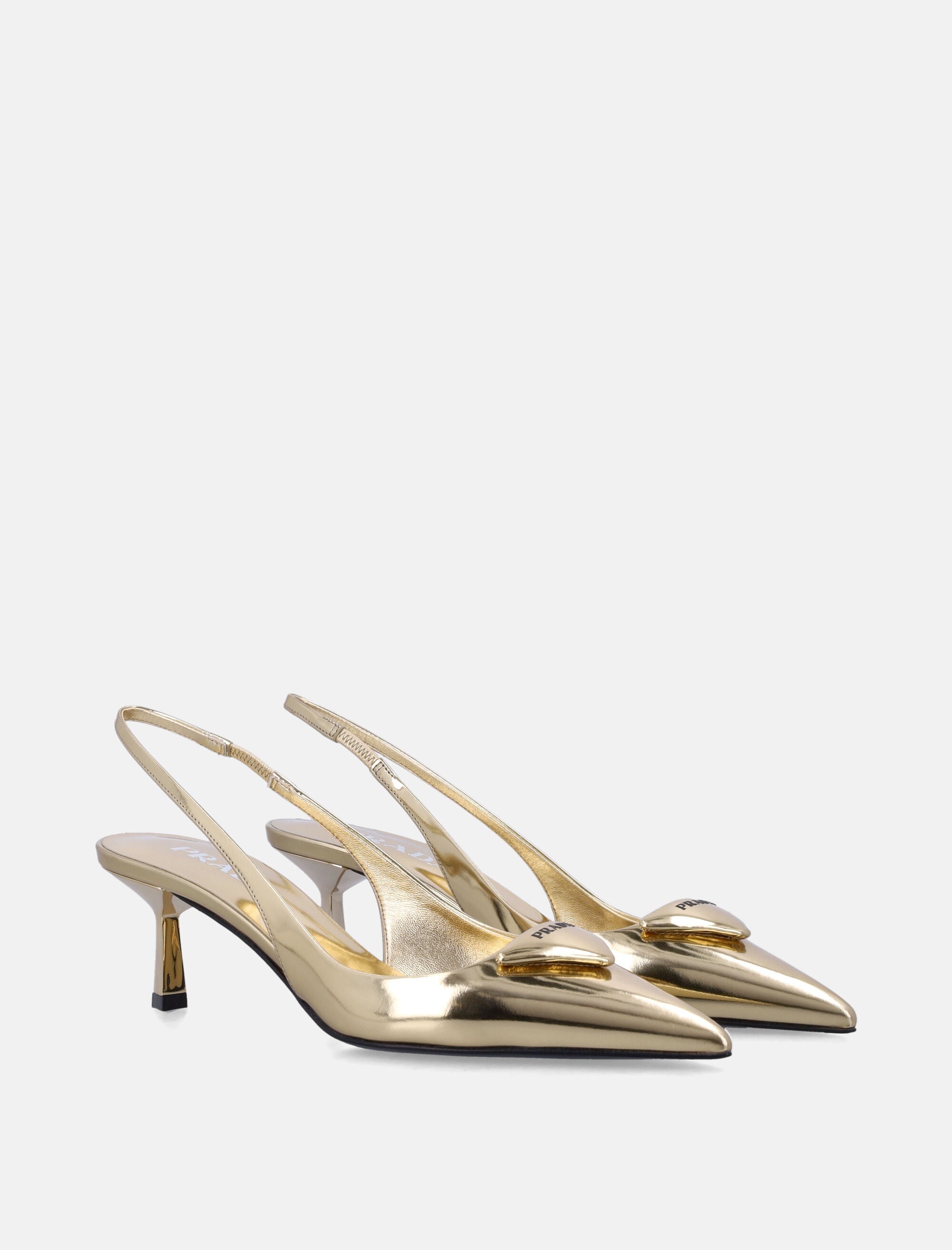 Оригінальна Platinum Patent Leather Slingback Pumps Prada – вид ззаду