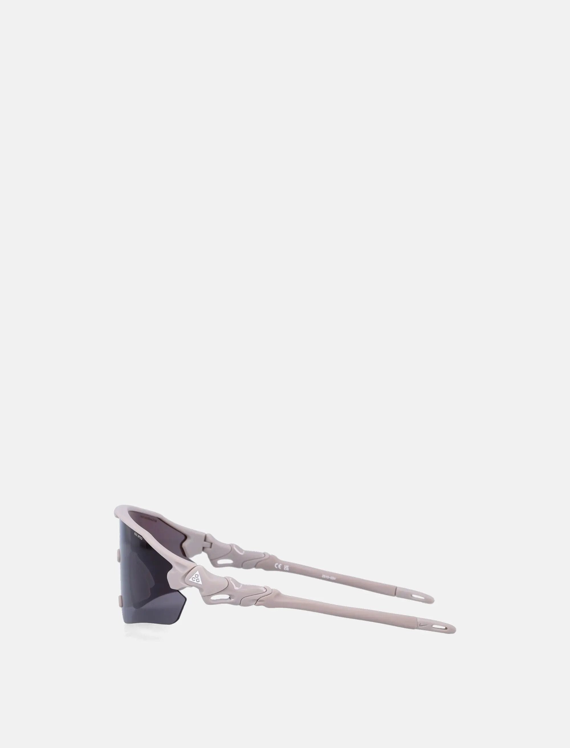 Оригінальна Vista Peak Sunglasses Nike – вид ззаду