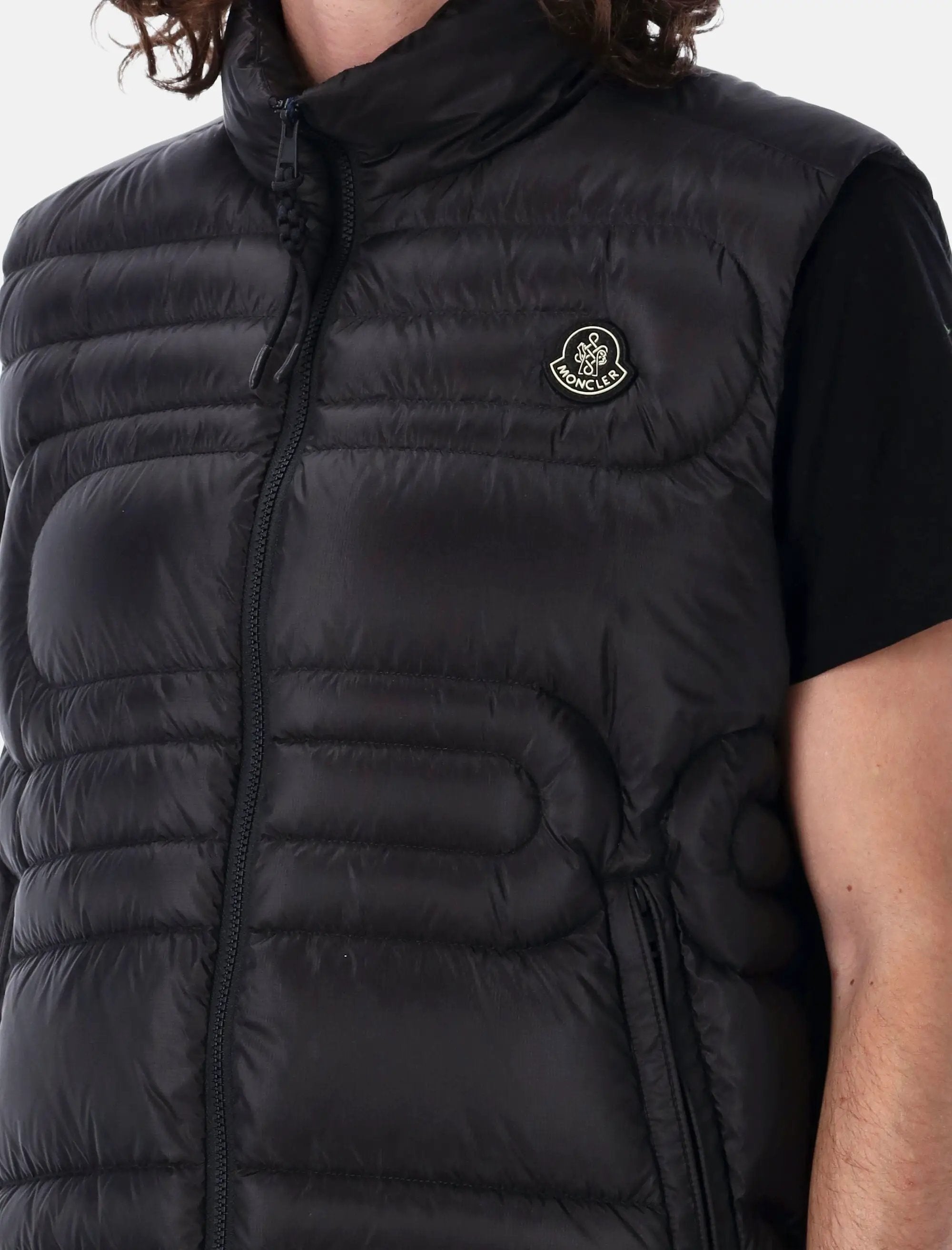 Оригінальна Emeishan Snake Quilted Gilet Moncler – детальний вид