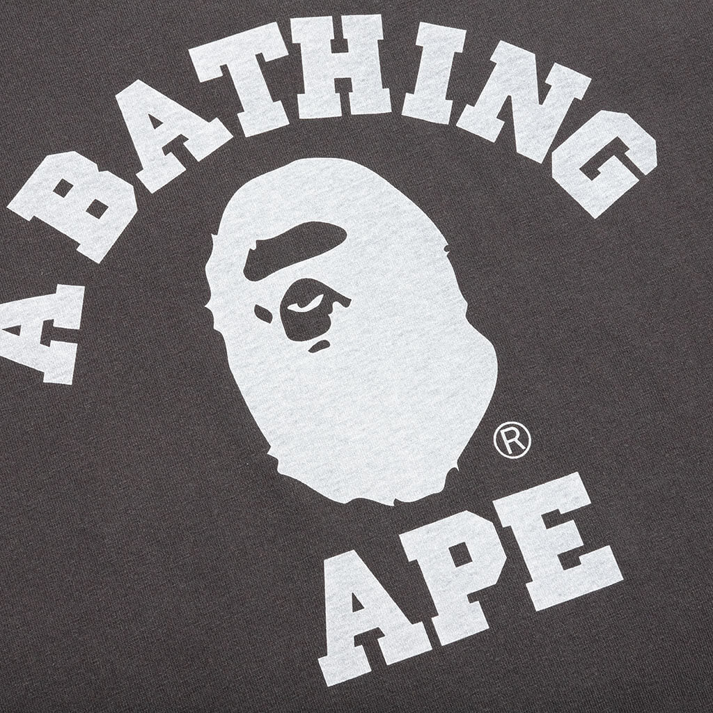 Оригінальна Pigment Dyed College Relaxed Fit Tee A bathing ape – детальний вид