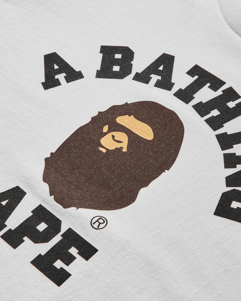 Mens College T-Shirt White A bathing ape – Гарантія оригінальності – збільшений вид