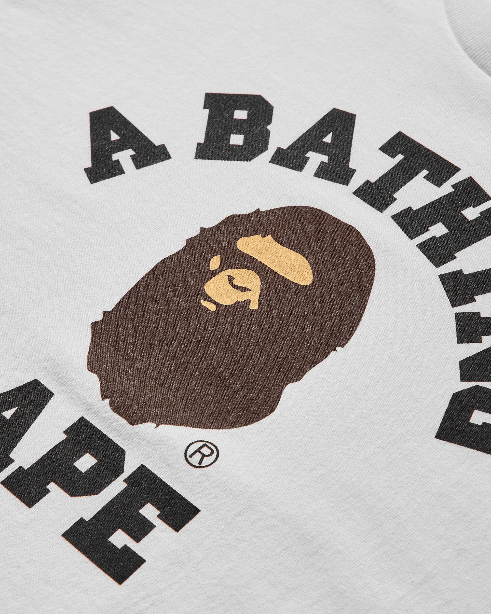 Mens College T-Shirt White A bathing ape – Гарантія оригінальності – збільшений вид