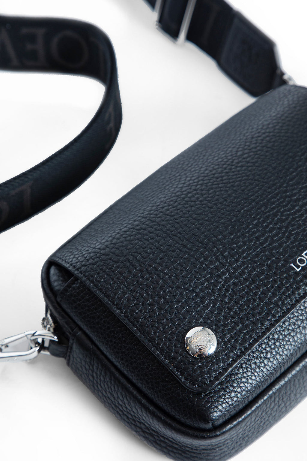 Оригінальна Small Pebble Messenger Bag Loewe – детальний вид