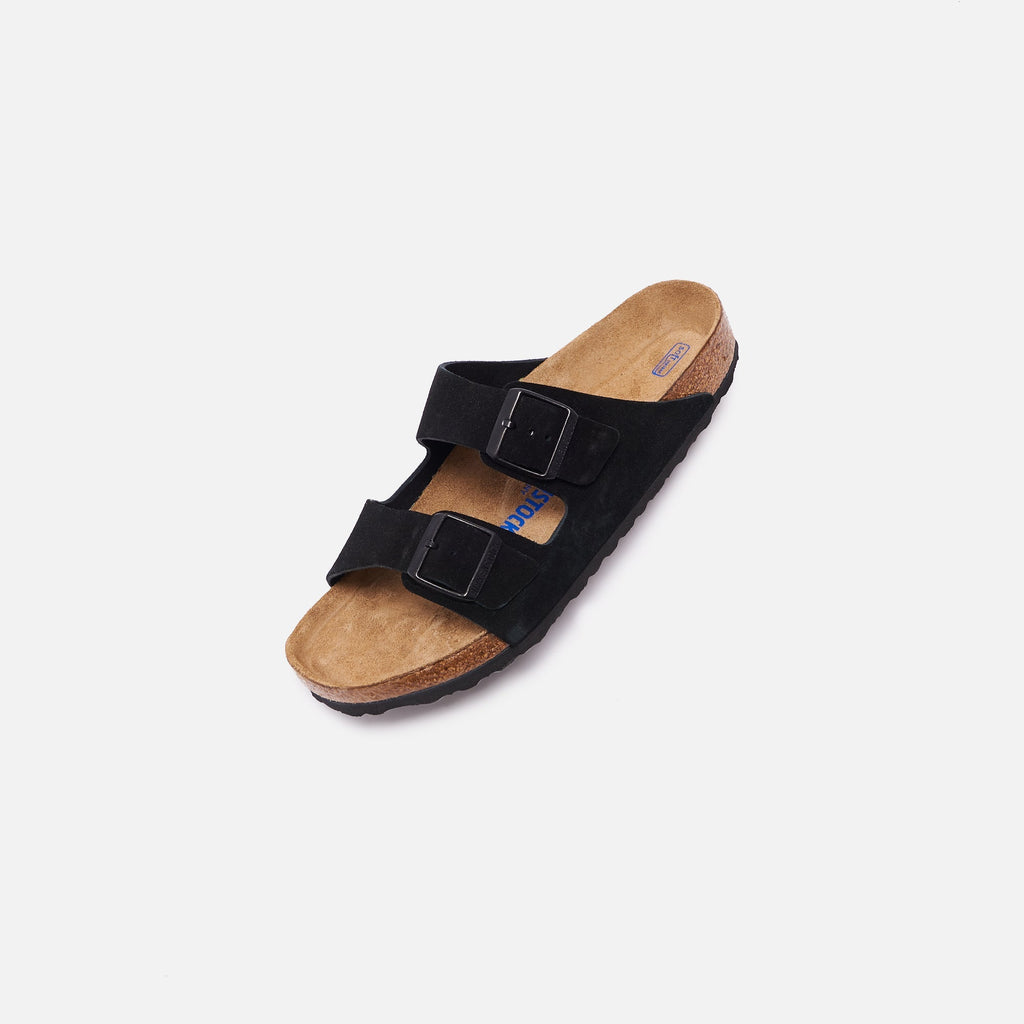 Оригінальна Arizona Soft Footbed Suede Black Birkenstock – вид ззаду