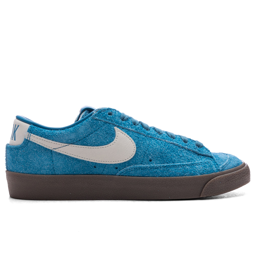 Оригінальна X Devin Booker X Chevrolet Blazer Low Book Surf Blue Qs Surf Blue Nike – боковий вид