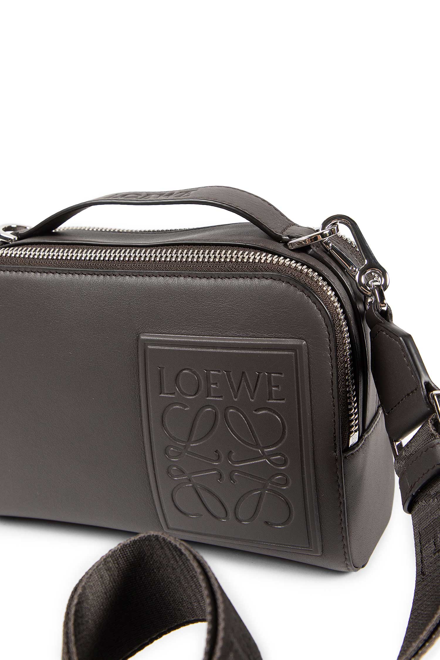 Mini Crossbody Camera Bag In Satin Calfskin Loewe – Гарантія оригінальності – збільшений вид