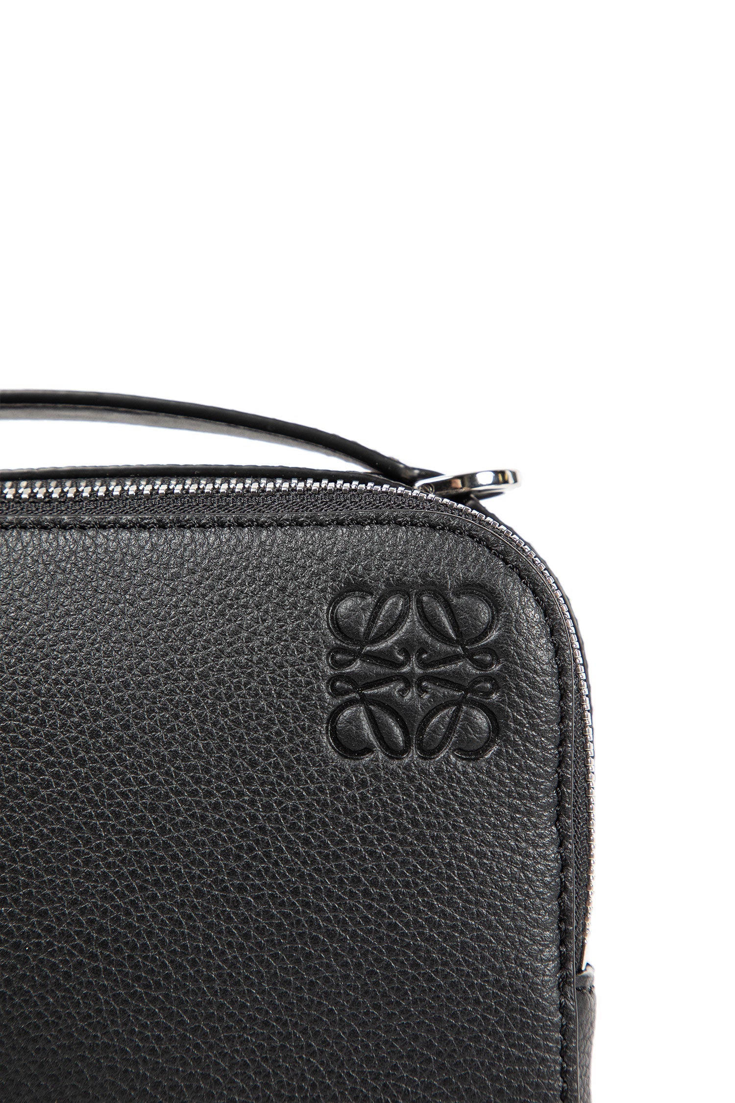 Mini Camera Crossbody Bag In Soft Grained Calfskin Loewe – Гарантія оригінальності – збільшений вид
