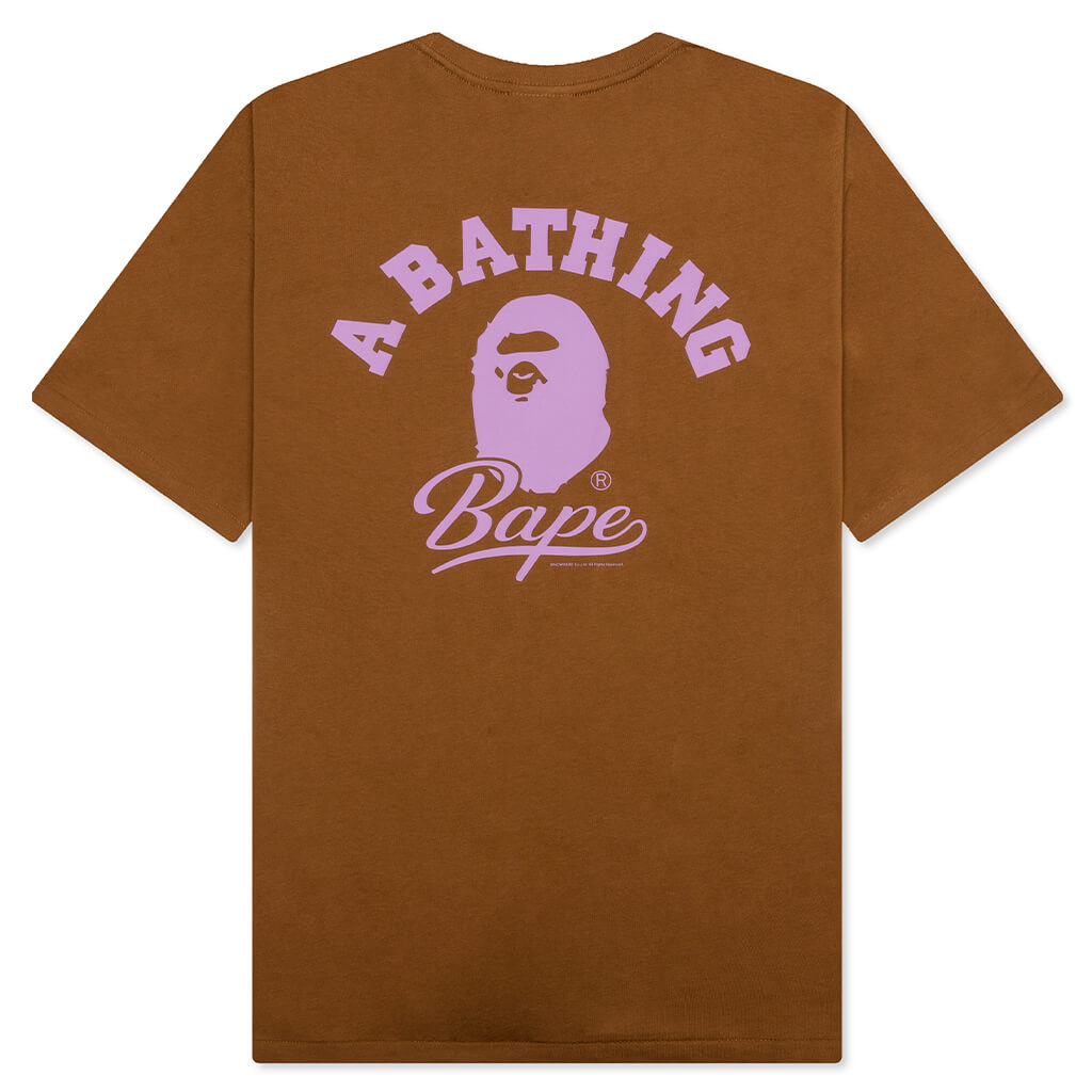 Cursive College Logo Relaxed Fit Tee A bathing ape – Гарантія оригінальності – вид ззаду