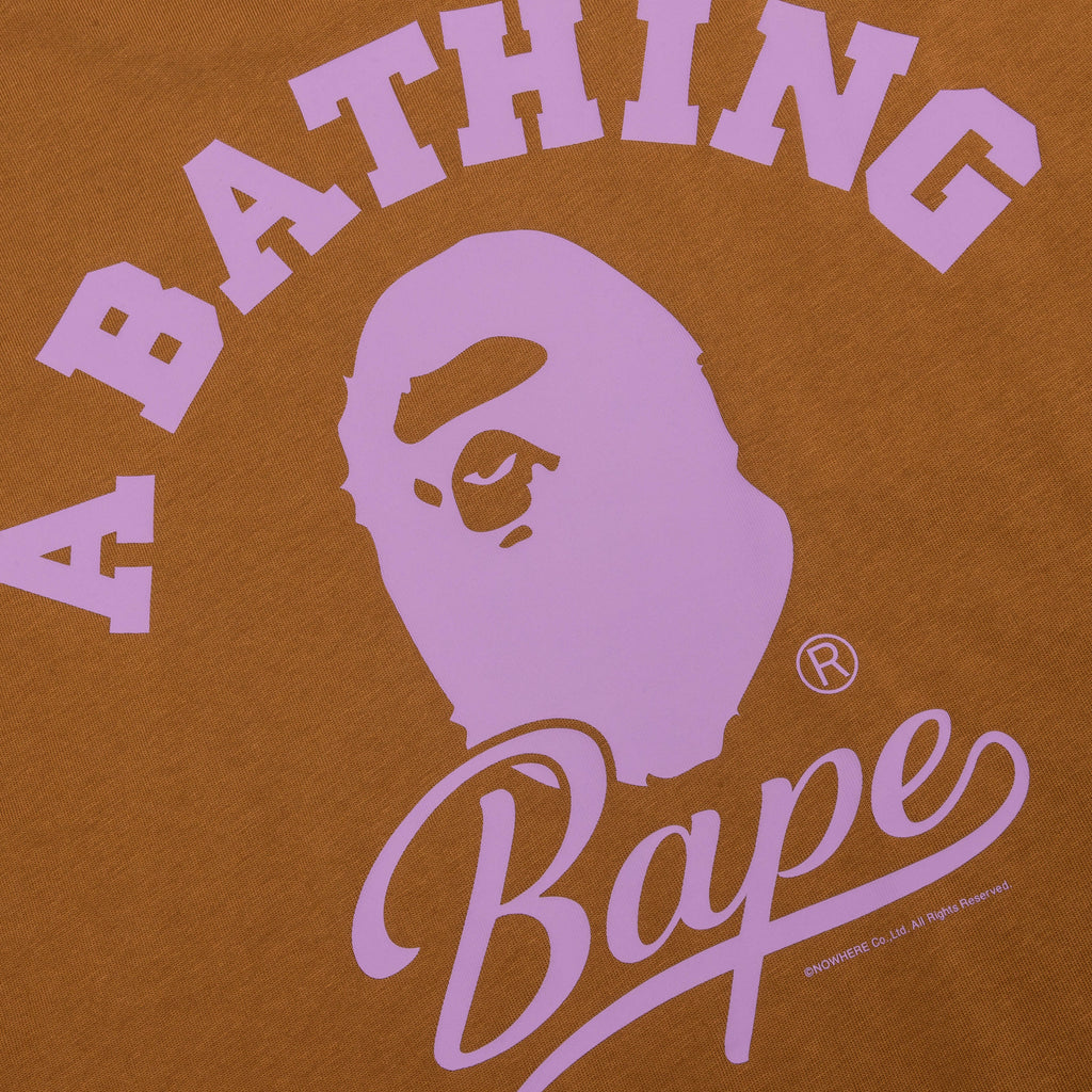 Cursive College Logo Relaxed Fit Tee A bathing ape – Гарантія оригінальності – збільшений вид