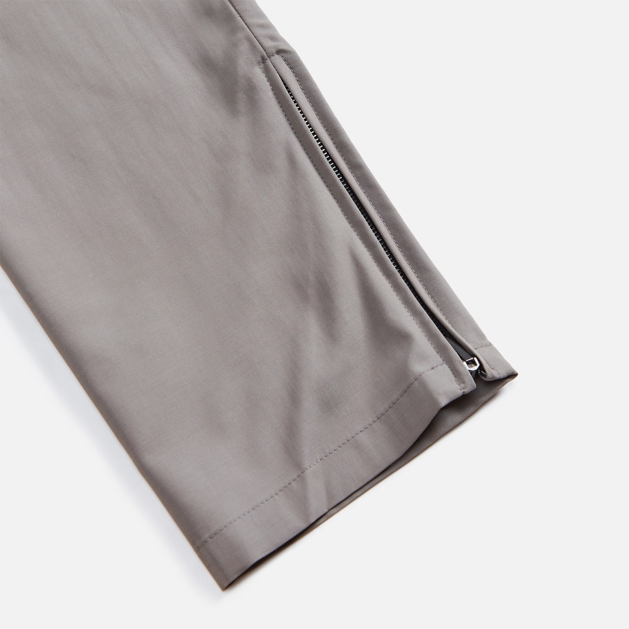 Оригінальна Wool Nylon Slim Pant Dusty Concrete Fear of god – збільшений вид - FEAR OF GOD
