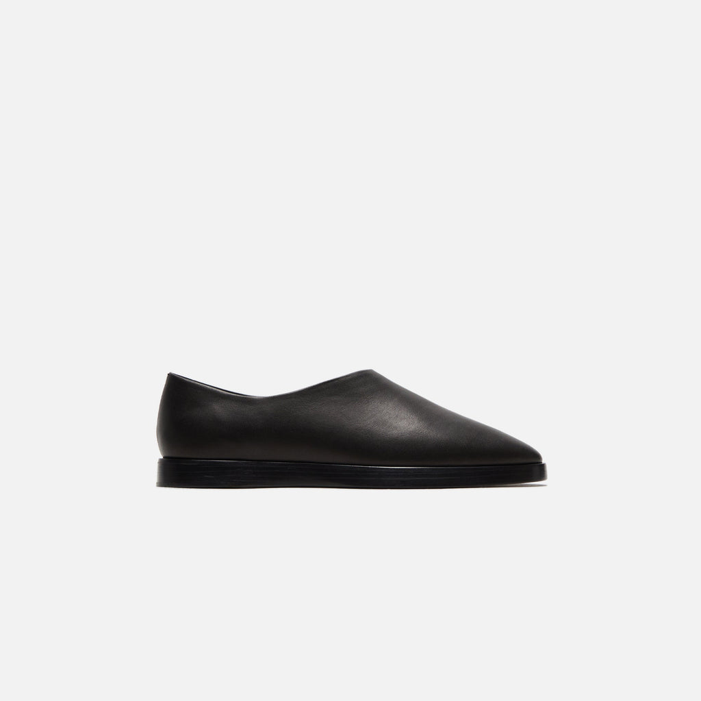 Dress Mule Black Flat Leather Fear of god – Гарантія оригінальності – боковий вид