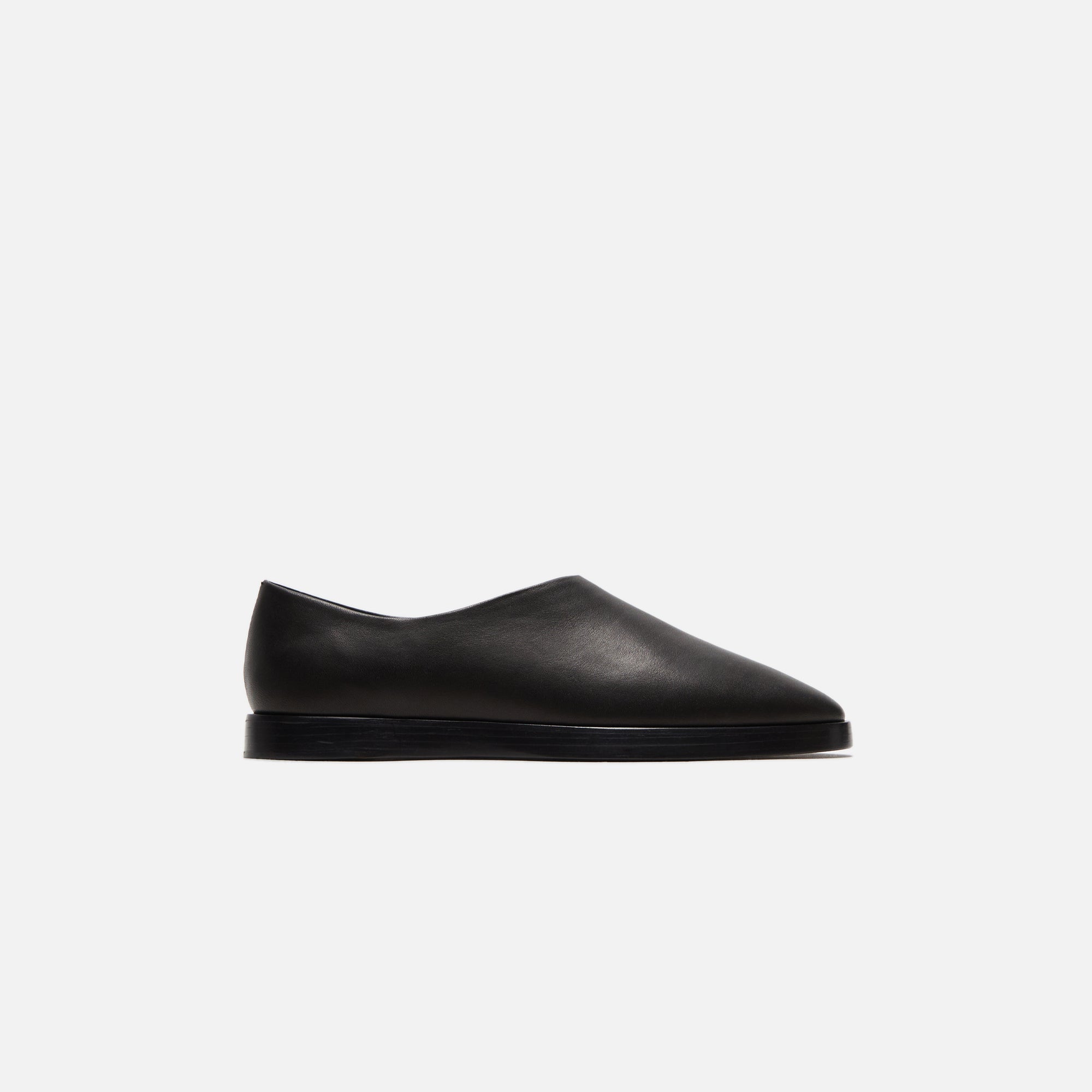 Dress Mule Black Flat Leather Fear of god – Гарантія оригінальності – боковий вид