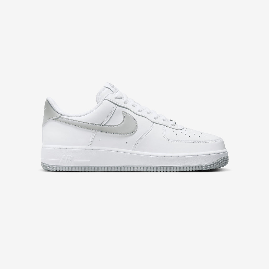 Оригінальна Air Force 1 07 Nike – боковий вид