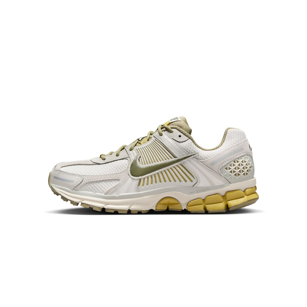 Оригінальна Mens Zoom Vomero 5 Shoes Nike – боковий вид