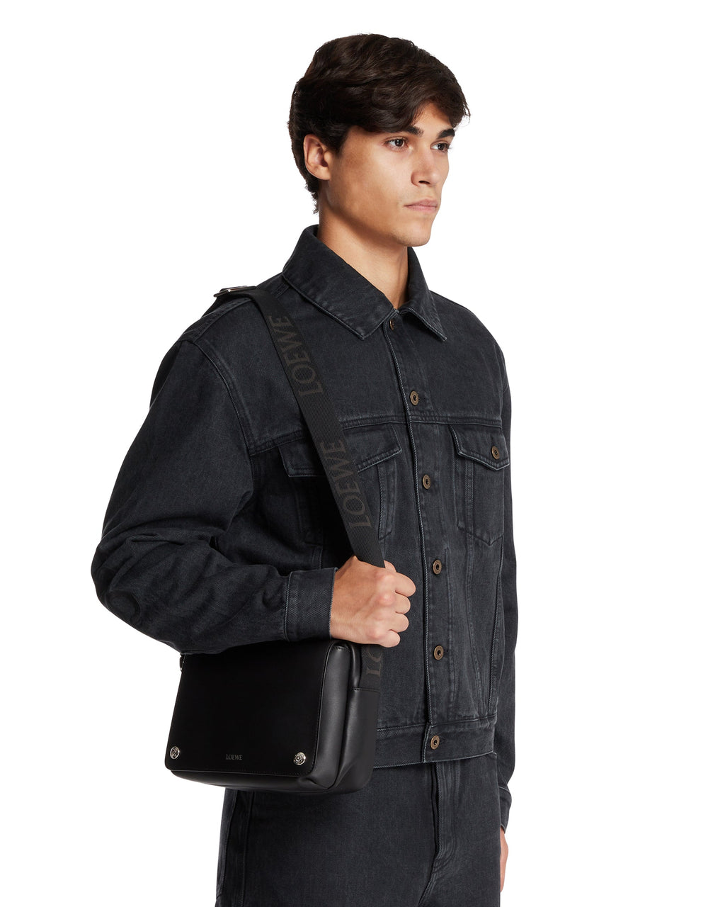 Оригінальна Black Medium Pebble Messenger Bag Loewe – детальний вид